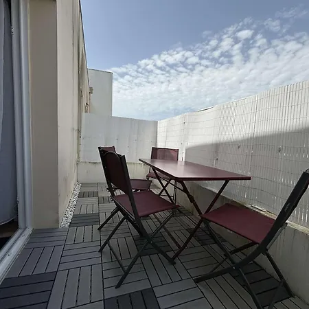 2 Pieces Avec Piscine, Terrasse Et Parking, Pres De La Plage - La Rochelle - Fr-1-246-305 *